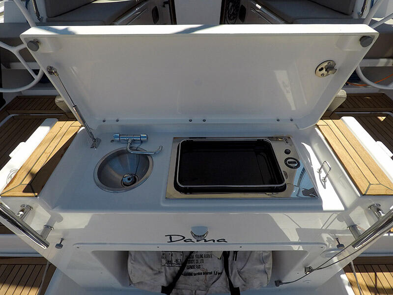 Sailing yacht 