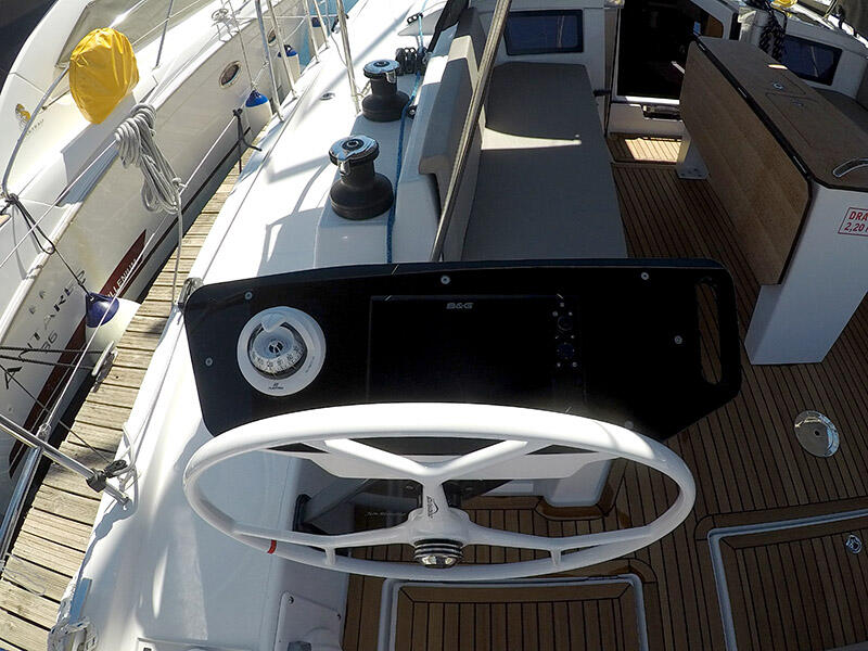 Sailing yacht 
