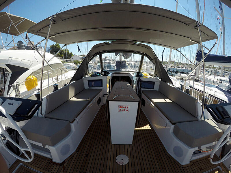 Sailing yacht 