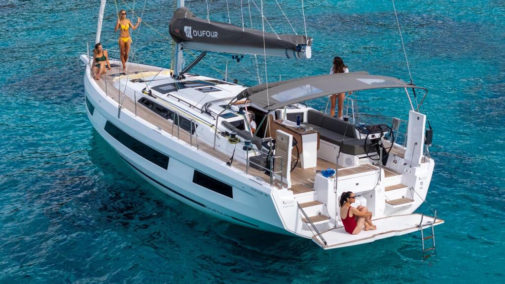 Sailing yacht 
