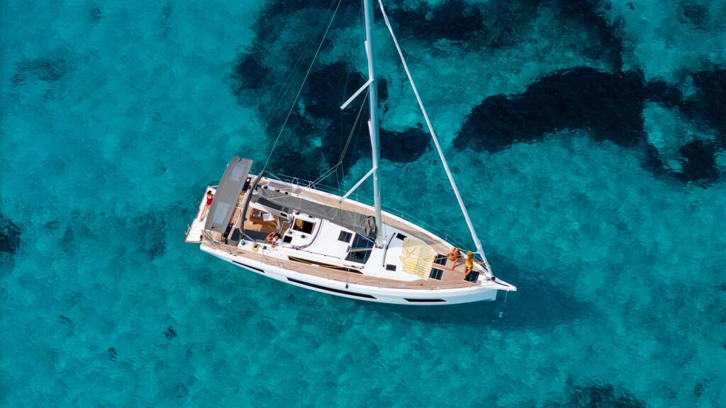 Sailing yacht 