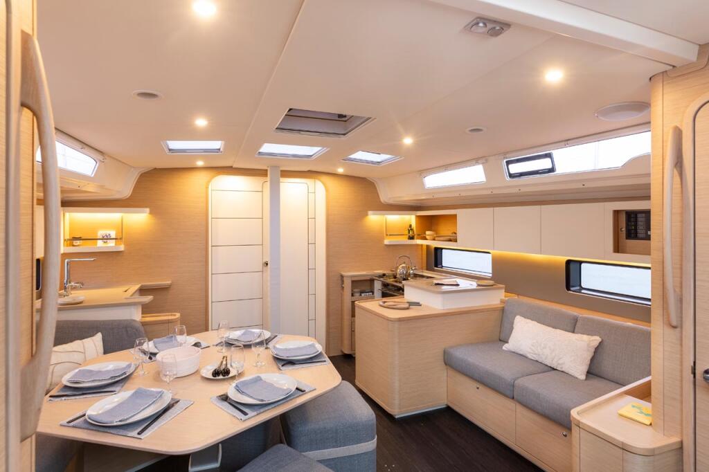 Sailing yacht 