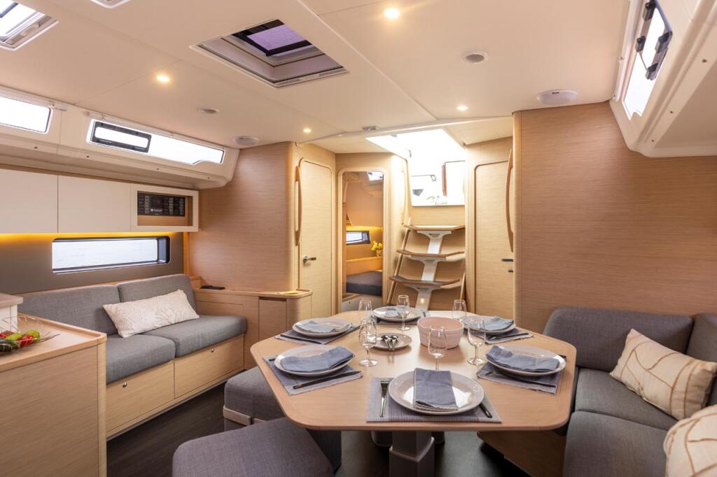 Sailing yacht 