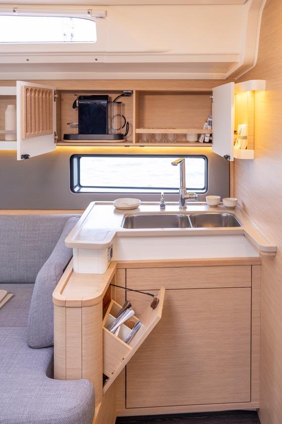 Sailing yacht 