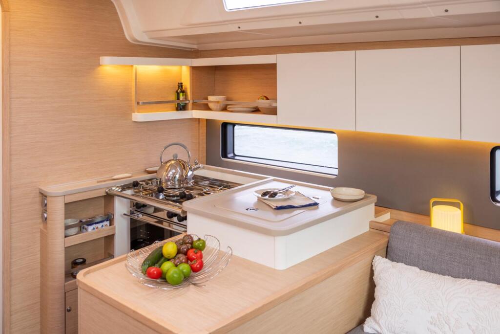 Sailing yacht 