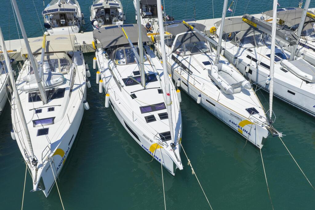 Sailing yacht 
