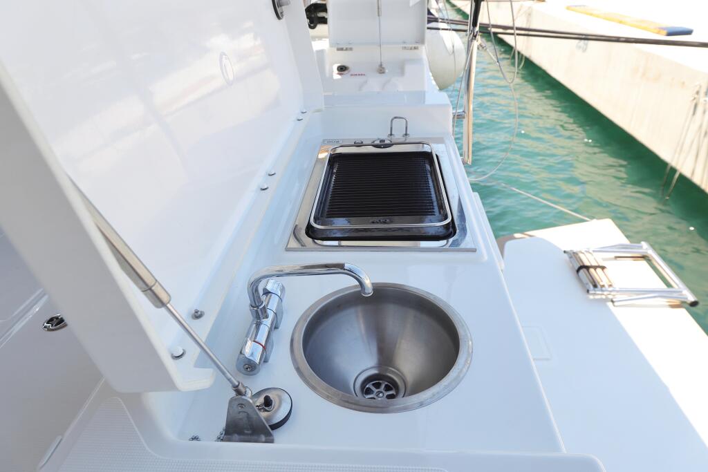 Sailing yacht 