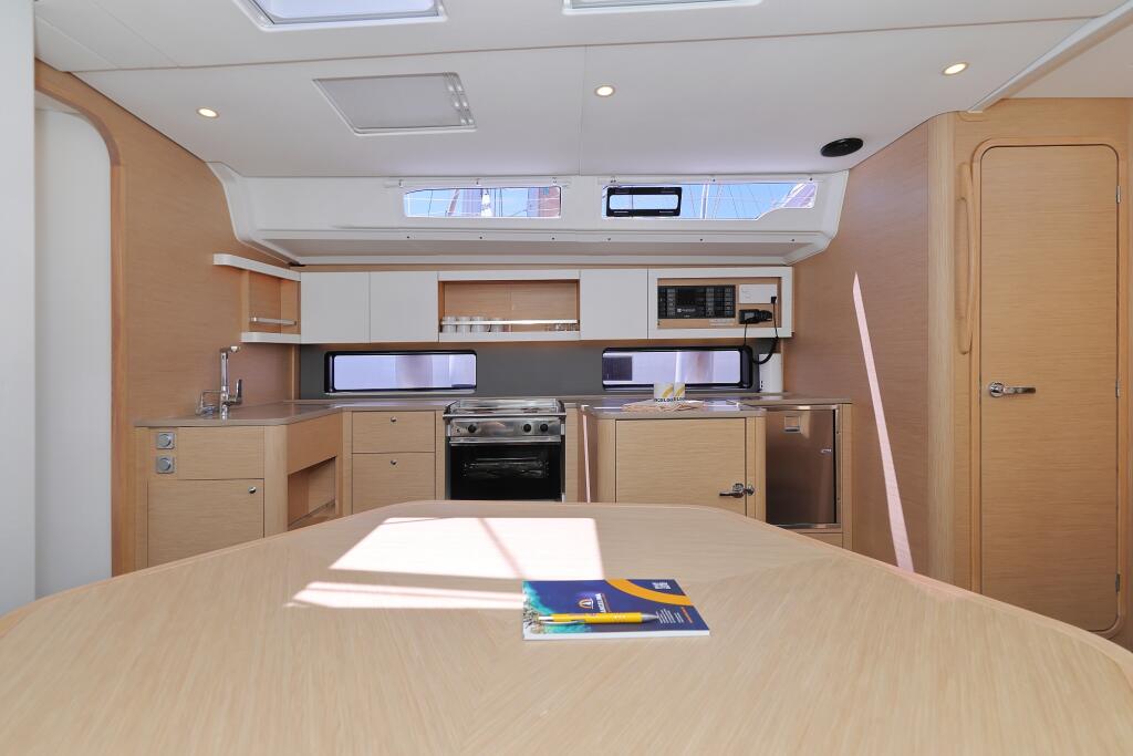 Sailing yacht 