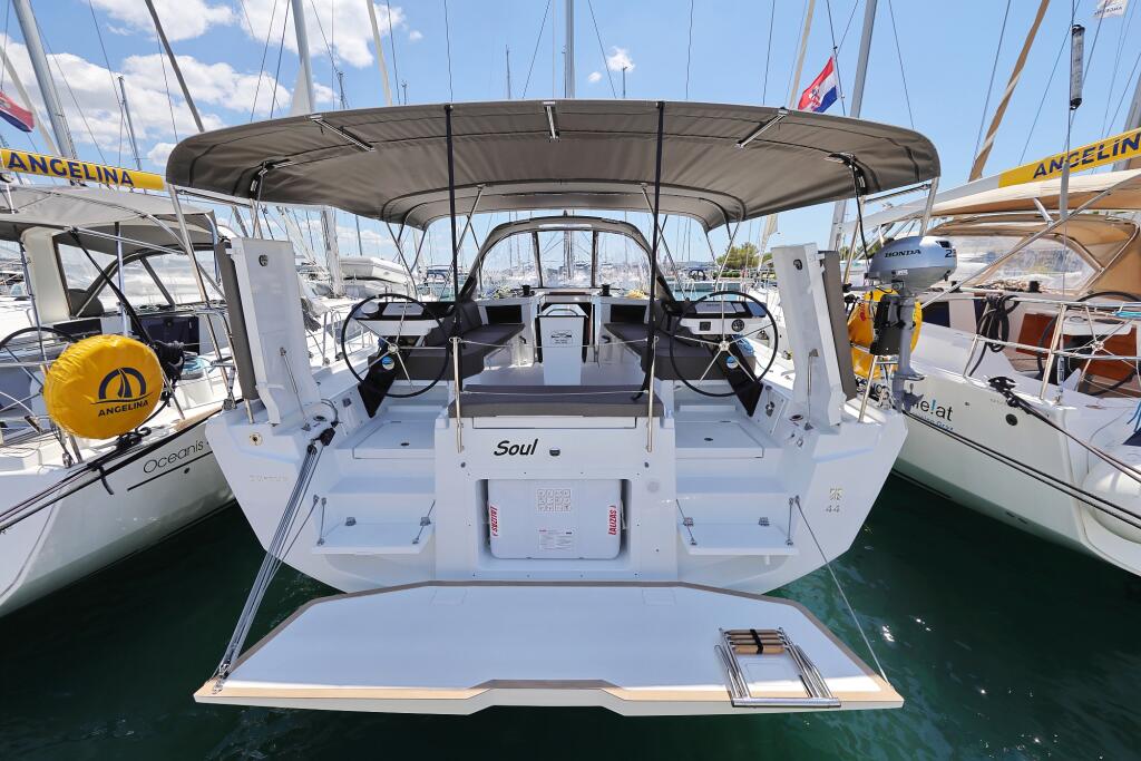 Sailing yacht 