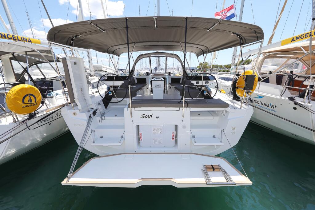 Sailing yacht 