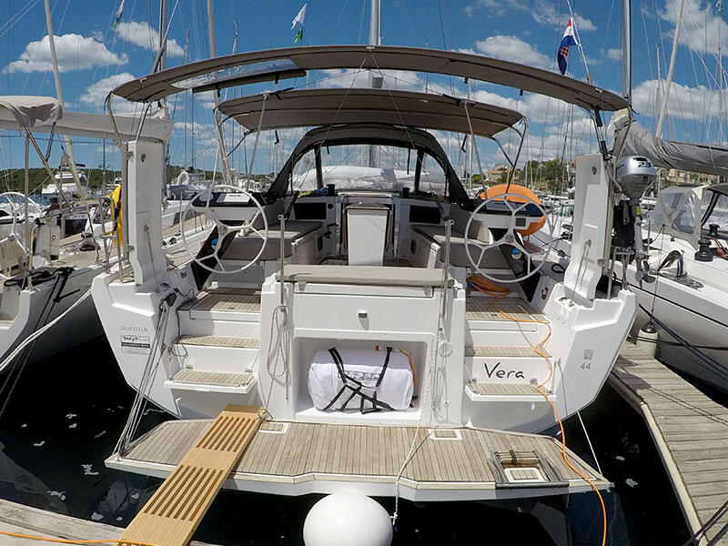 Sailing yacht 