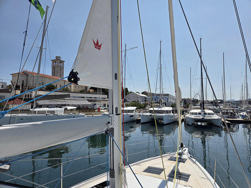 Sailing yacht 