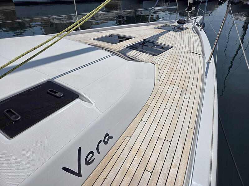 Sailing yacht 