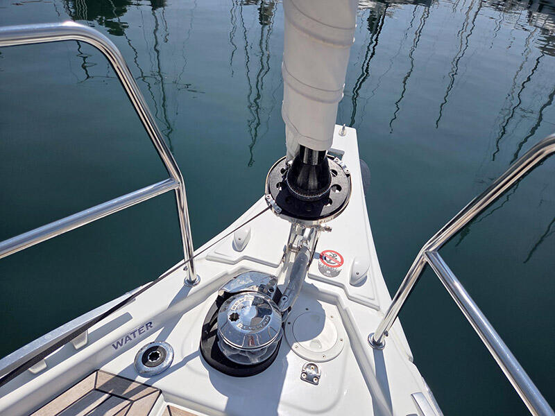 Sailing yacht 