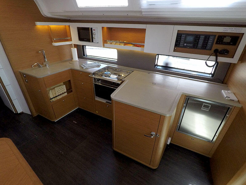 Sailing yacht 