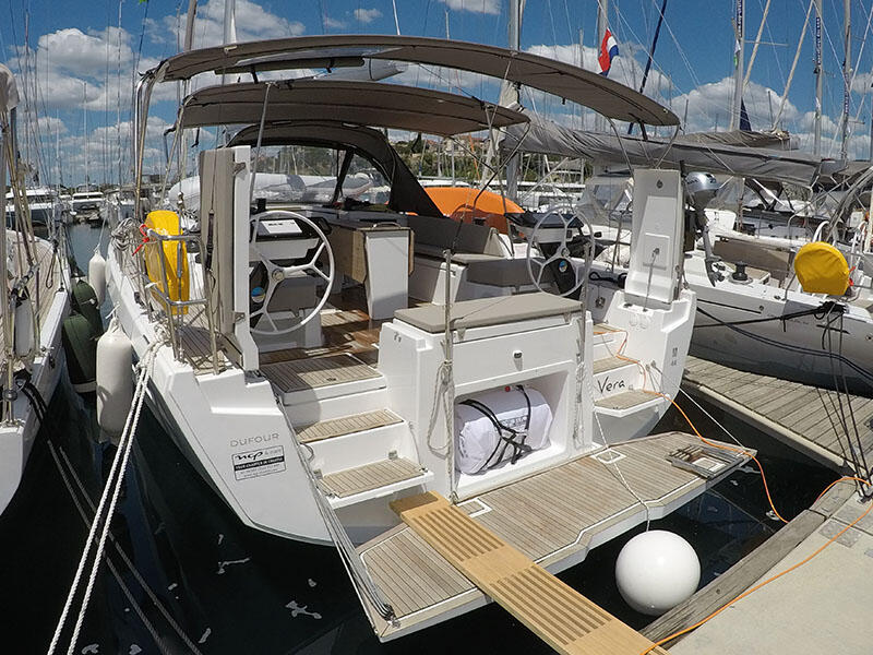 Sailing yacht 
