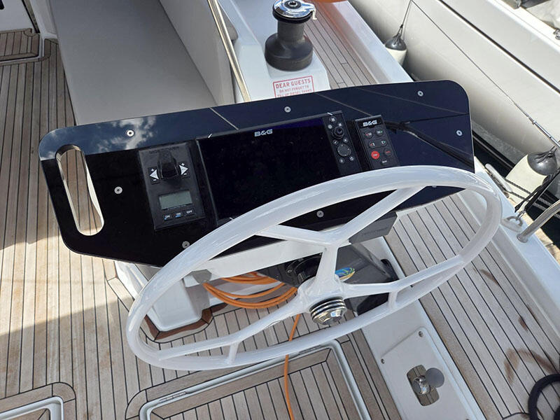 Sailing yacht 