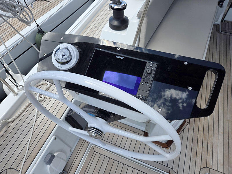 Sailing yacht 