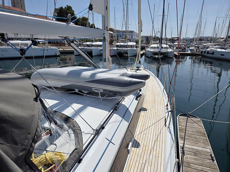 Sailing yacht 