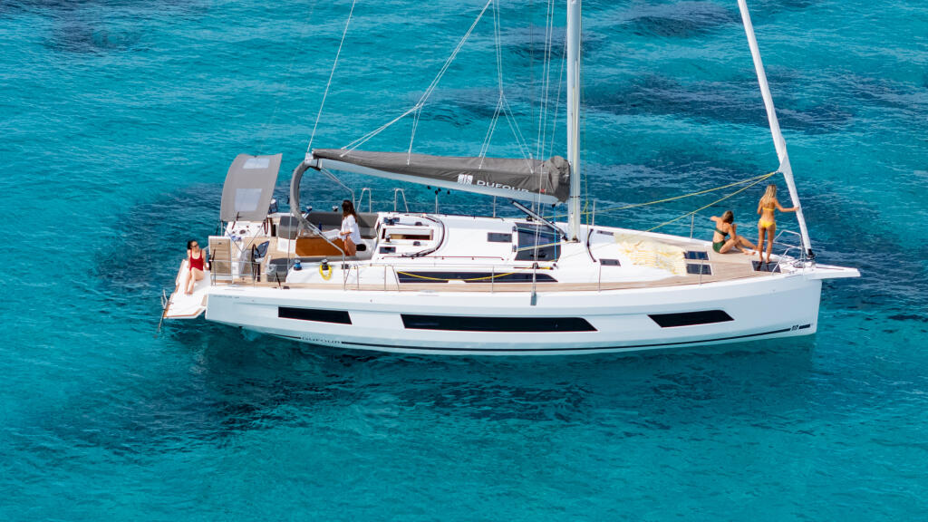 Sailing yacht 