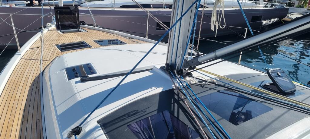 Sailing yacht 