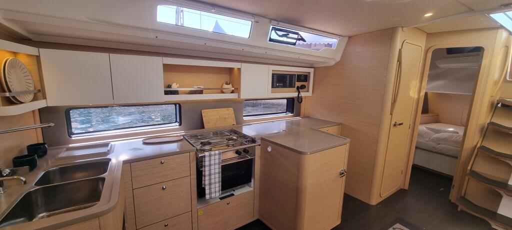 Sailing yacht 