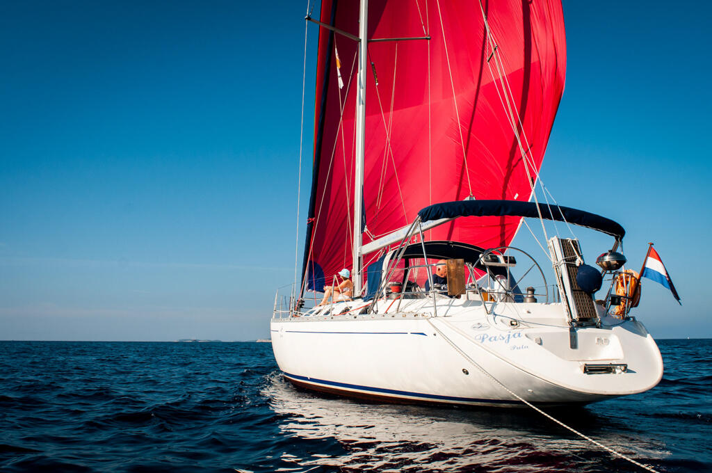 Sailing yacht 