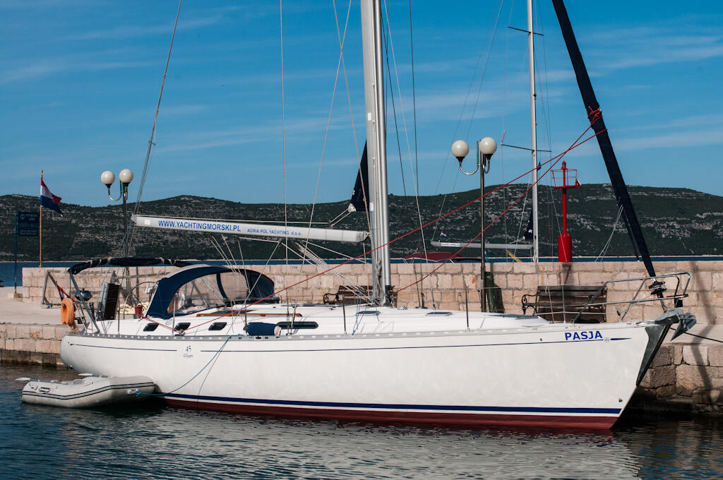 Sailing yacht 