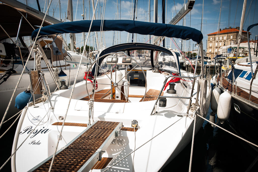 Sailing yacht 