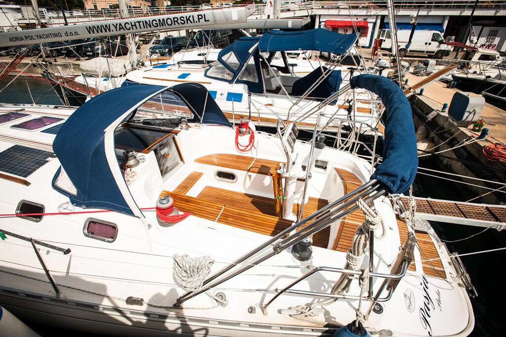 Sailing yacht 