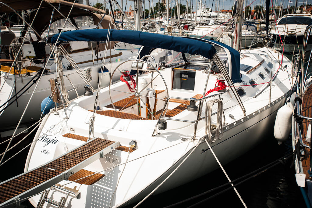 Sailing yacht 