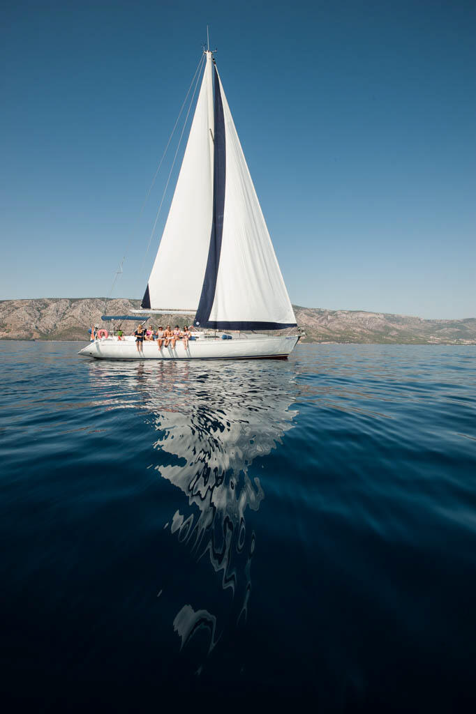 Sailing yacht 
