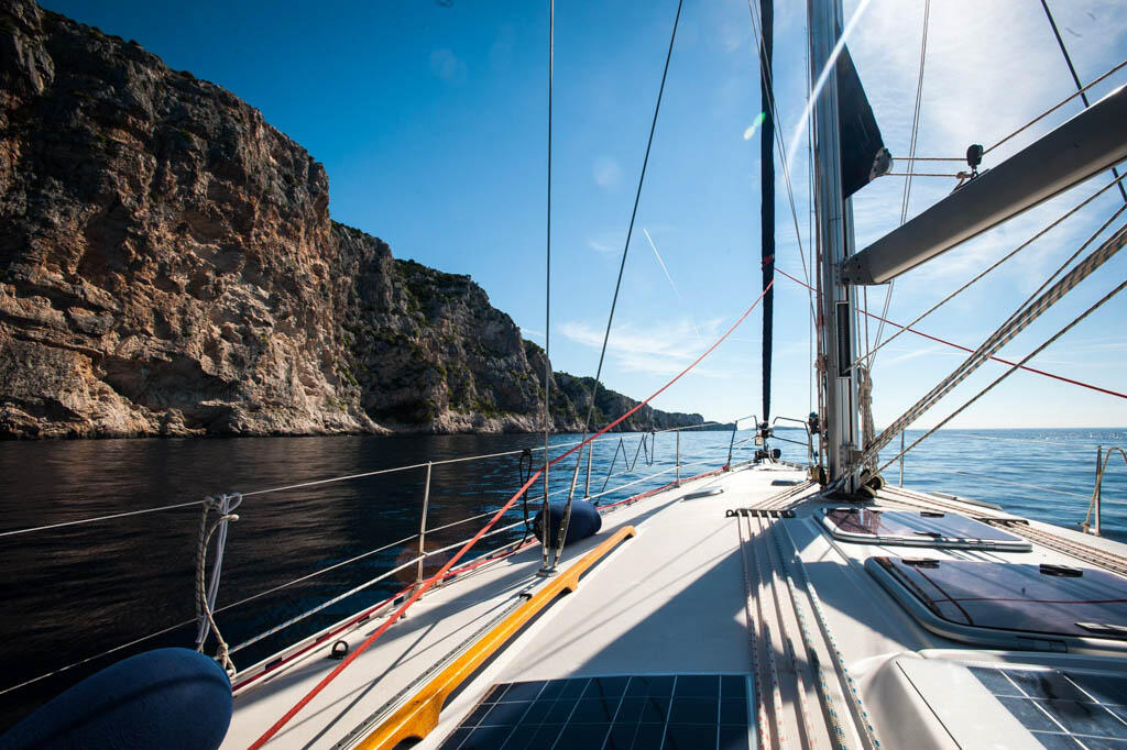Sailing yacht 