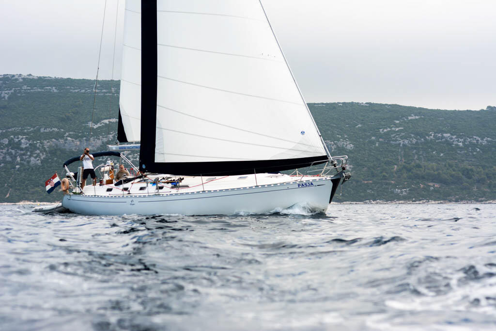 Sailing yacht 