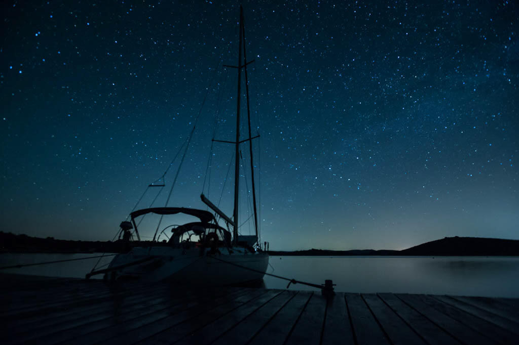 Sailing yacht 