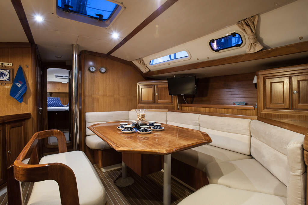 Sailing yacht 