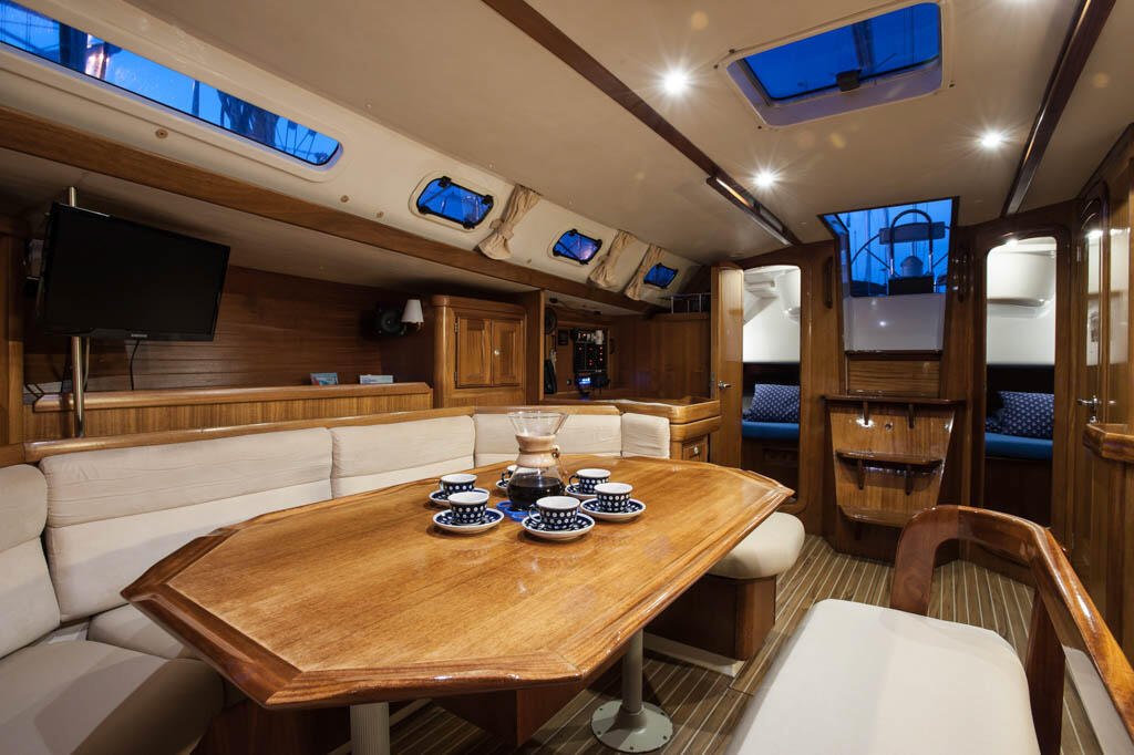 Sailing yacht 