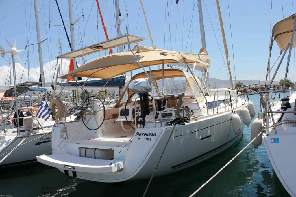 Sailing yacht 