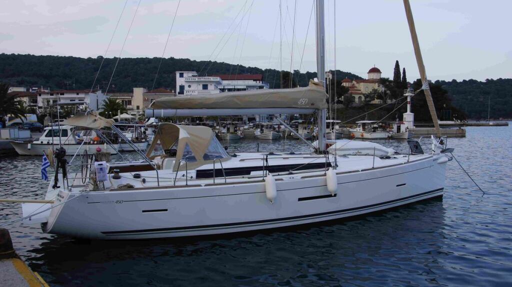 Sailing yacht 