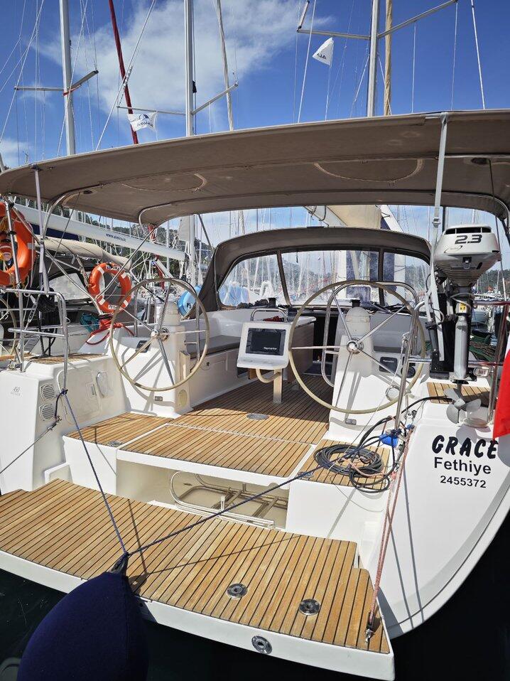 Sailing yacht 