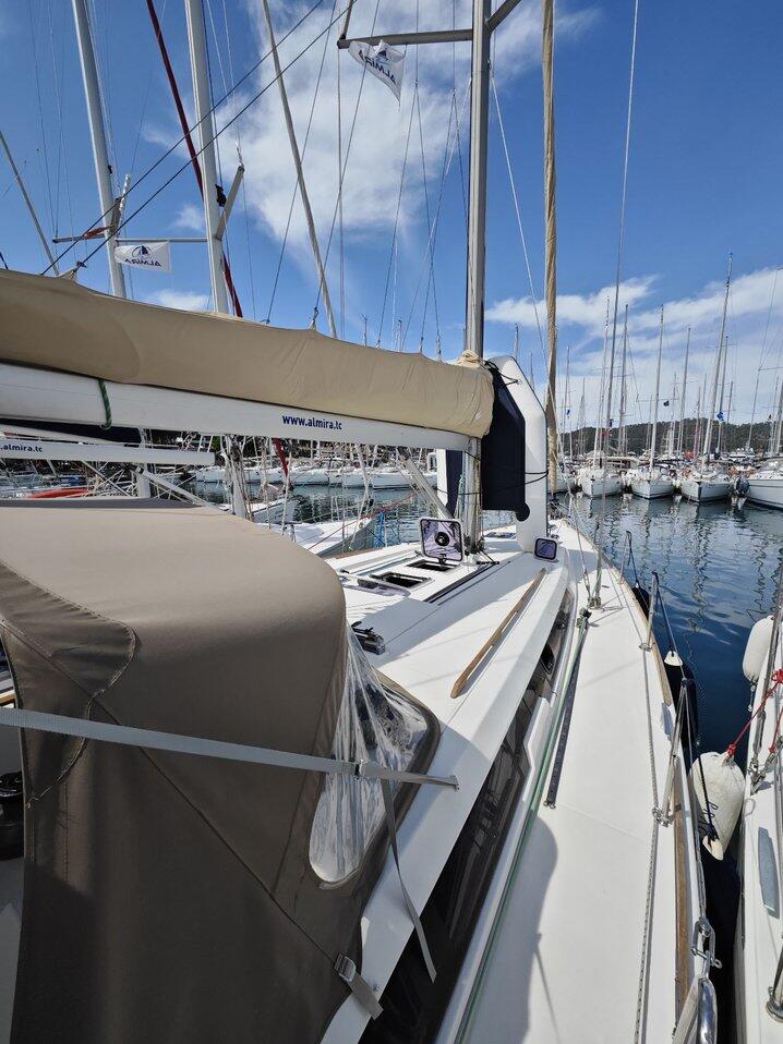 Sailing yacht 