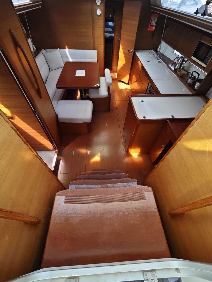 Sailing yacht 