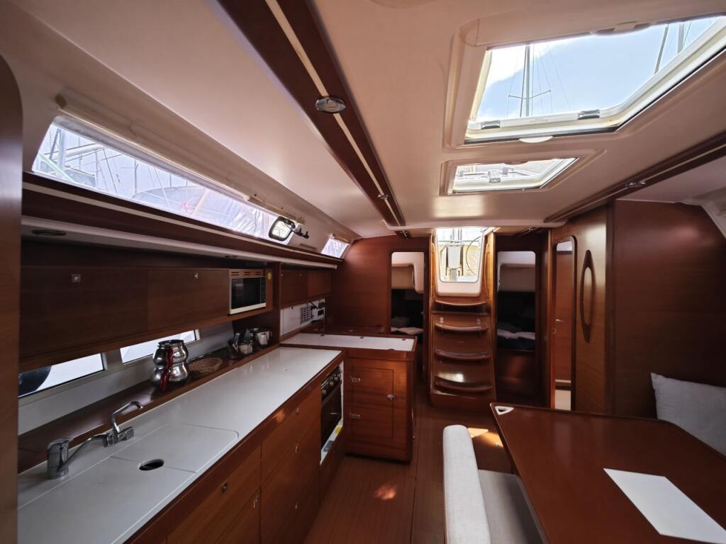 Sailing yacht 