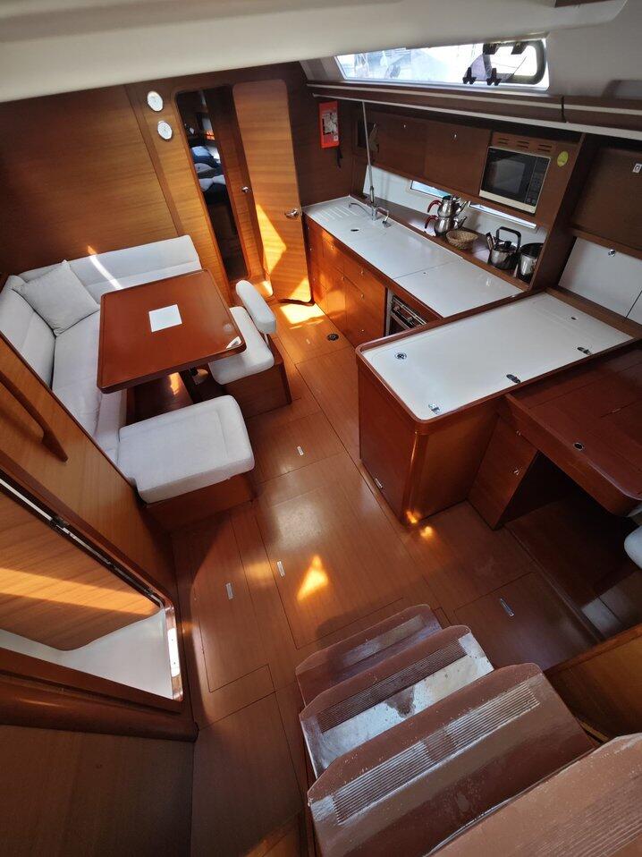 Sailing yacht 