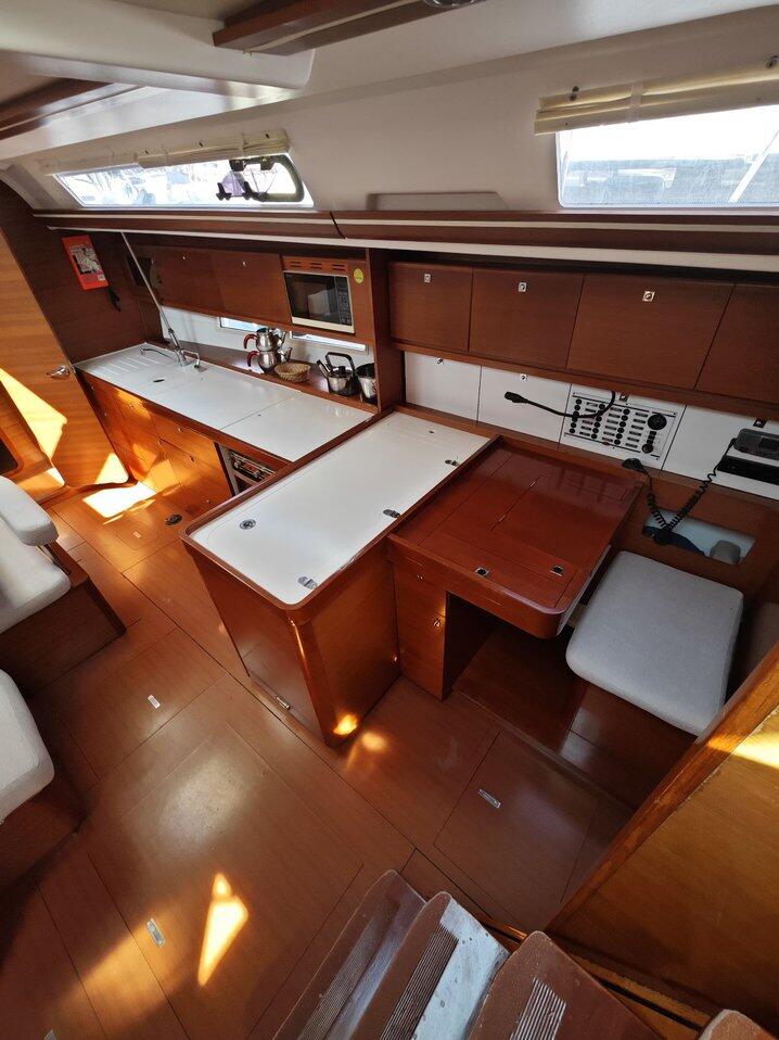 Sailing yacht 