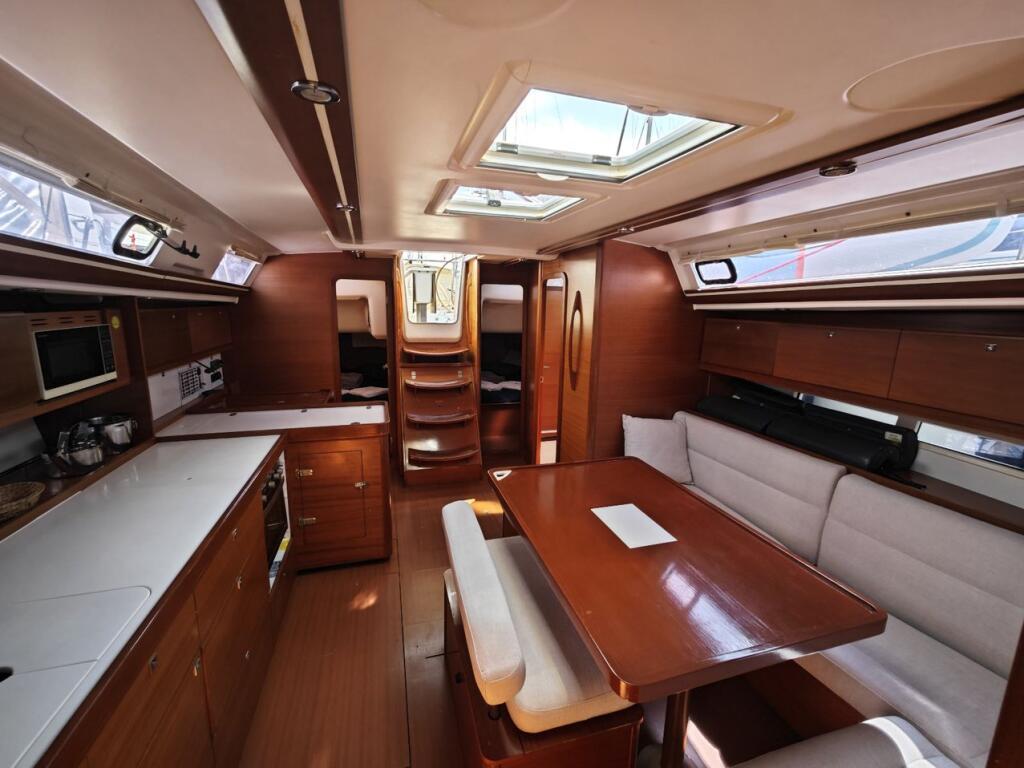 Sailing yacht 