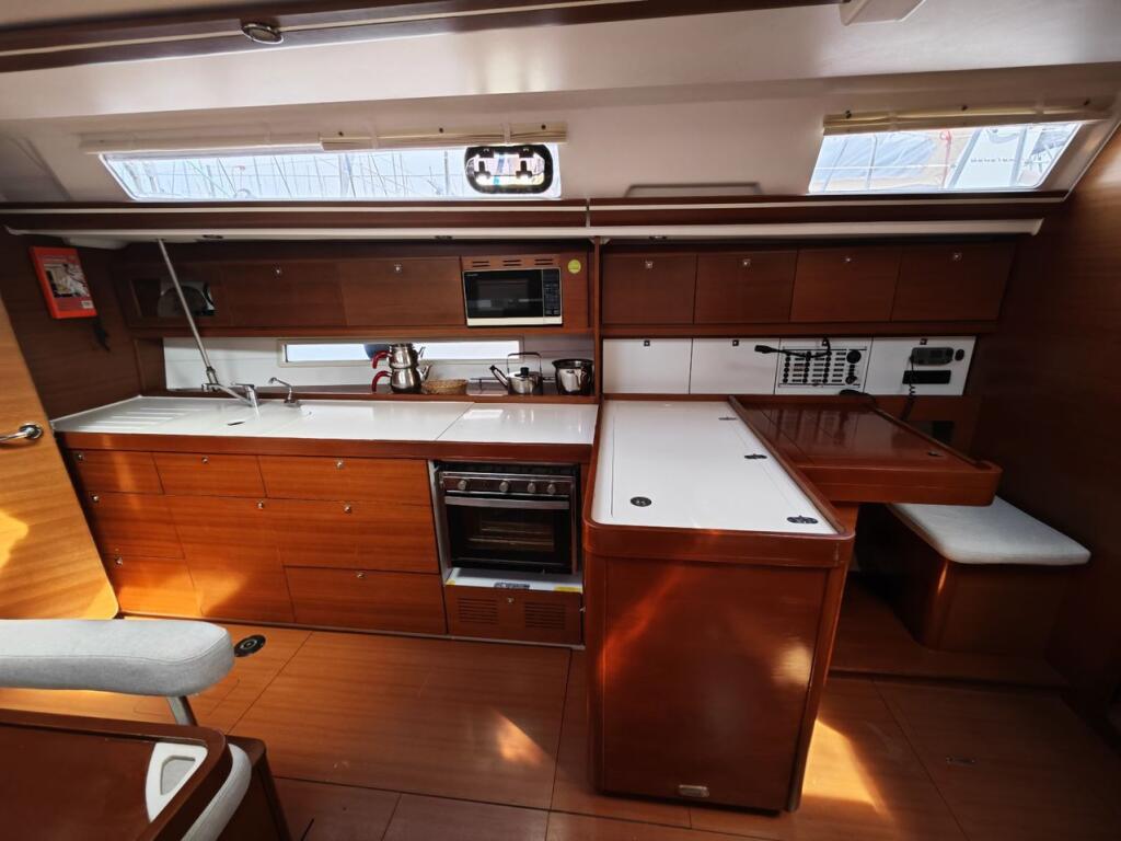 Sailing yacht 