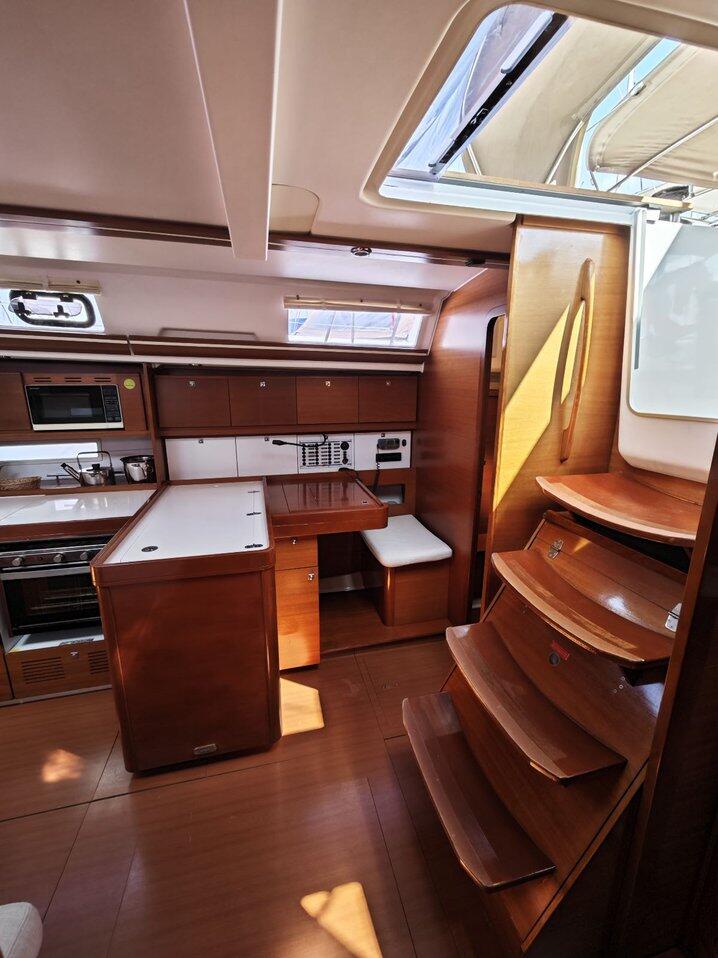 Sailing yacht 
