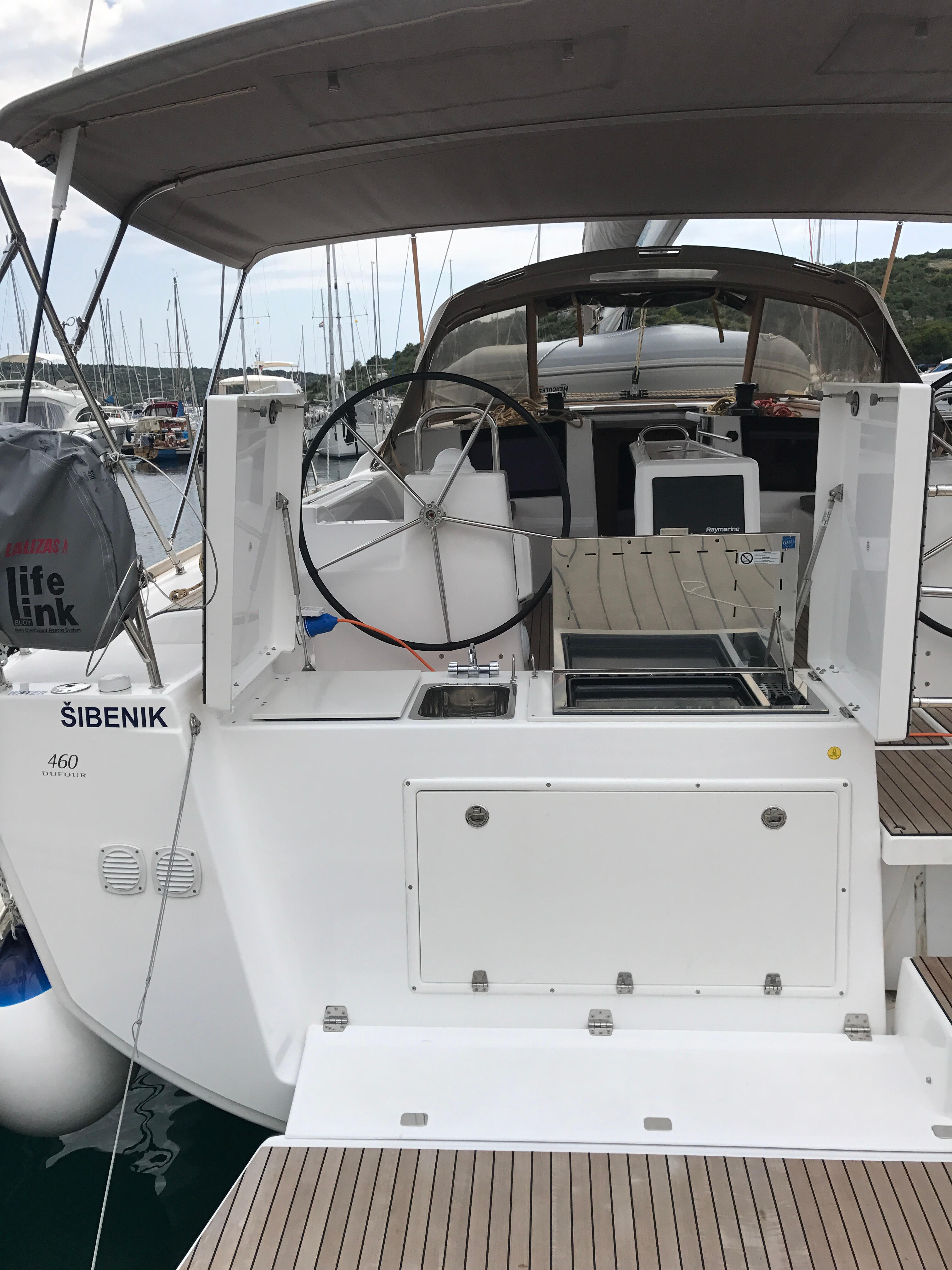 Sailing yacht 