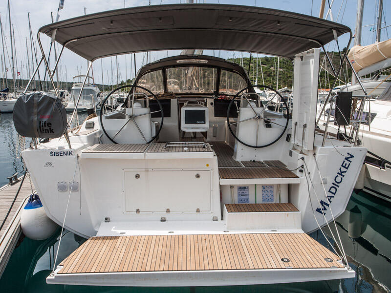 Sailing yacht 